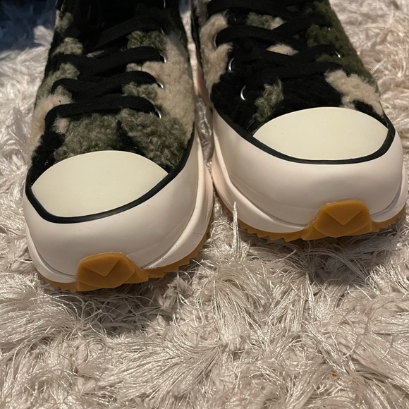 Steve Madden Shaft Fur Camo Sneakers NEW - Picture 7 of 8